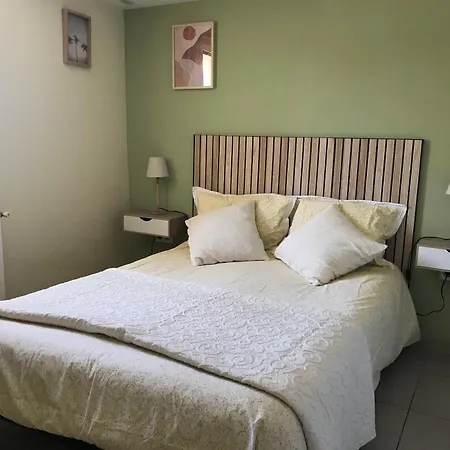 Deux Pieces Donnant Sur Un Jardin 昂蒂布