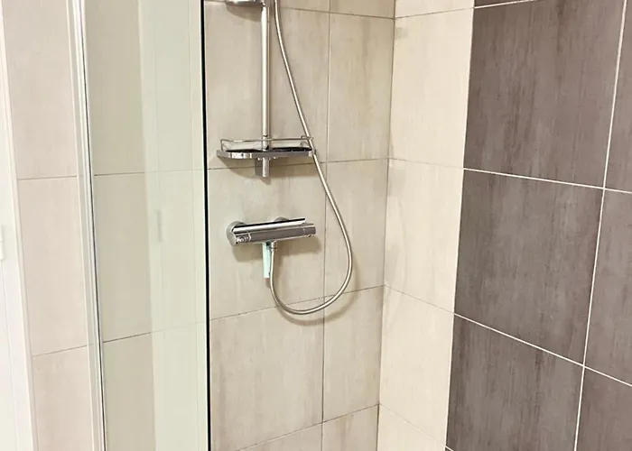 Deux Pieces Donnant Sur Un Jardin