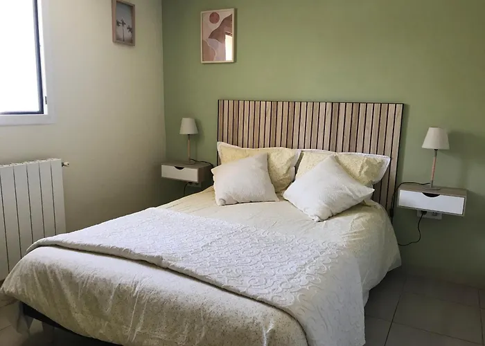 Deux Pieces Donnant Sur Un Jardin 昂蒂布