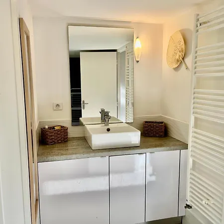 Deux Pieces Donnant Sur Un Jardin *