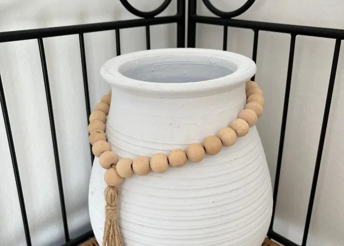 Deux Pieces Donnant Sur Un Jardin *